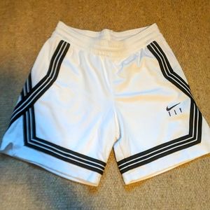 Women's Nike Fly crossover basketball shorts